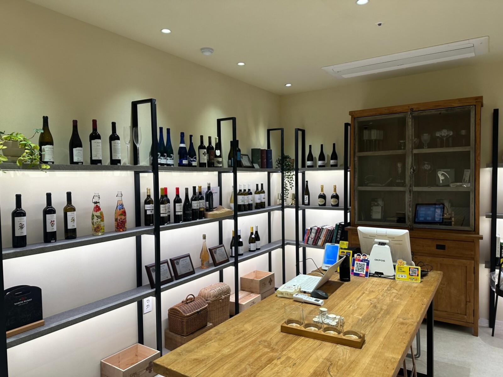 Vino Amicus Wine Shop