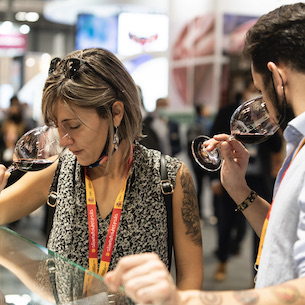 Attendees at Salón Gourmets small