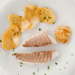 Baked fish with potatoes and onion | Foods & Wines from Spain