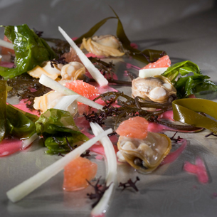 Clams in seaweed steam with pink grapefruit | Foods & Wines from Spain