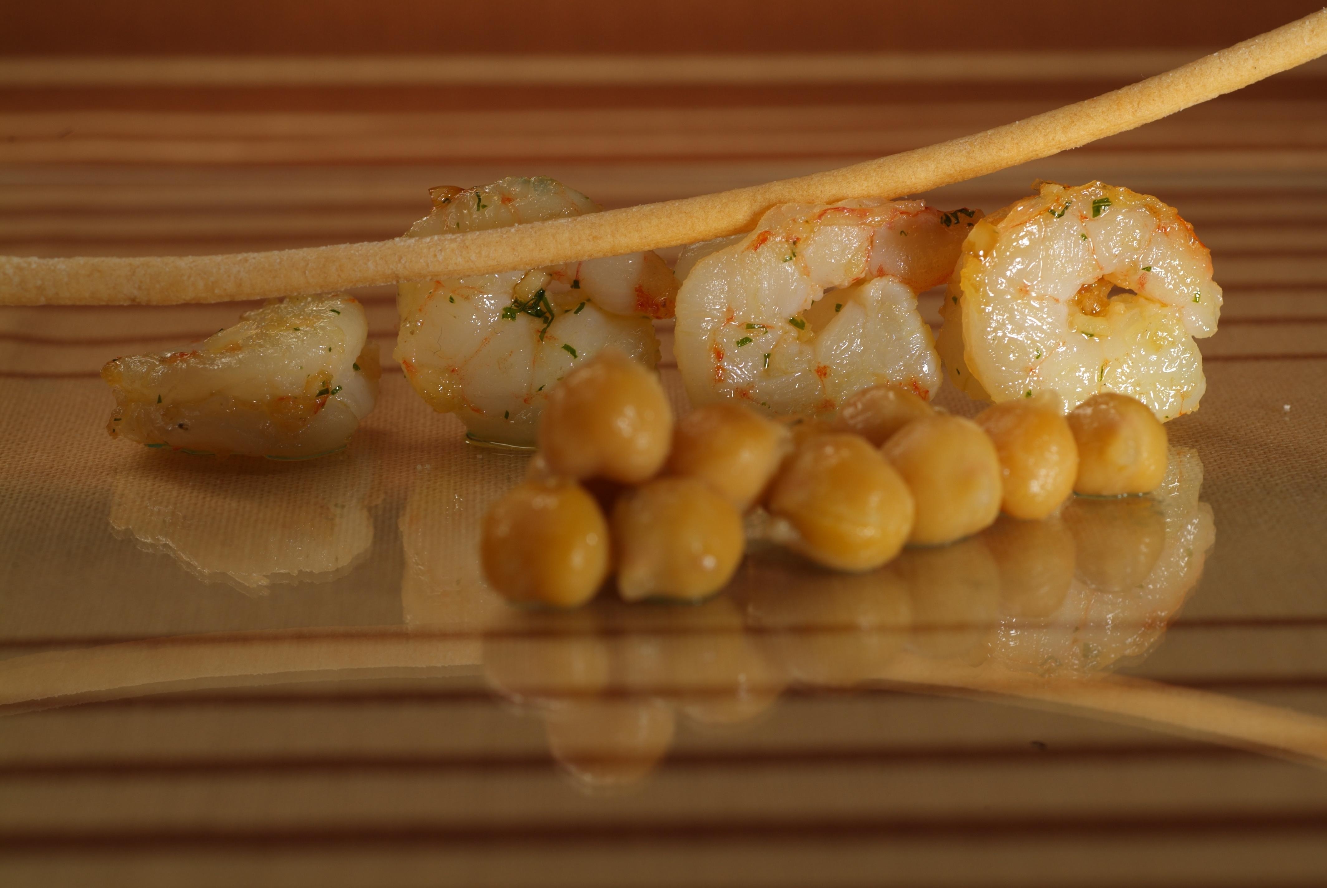 Chickpeas with garlic shrimp | Foods & Wines from Spain