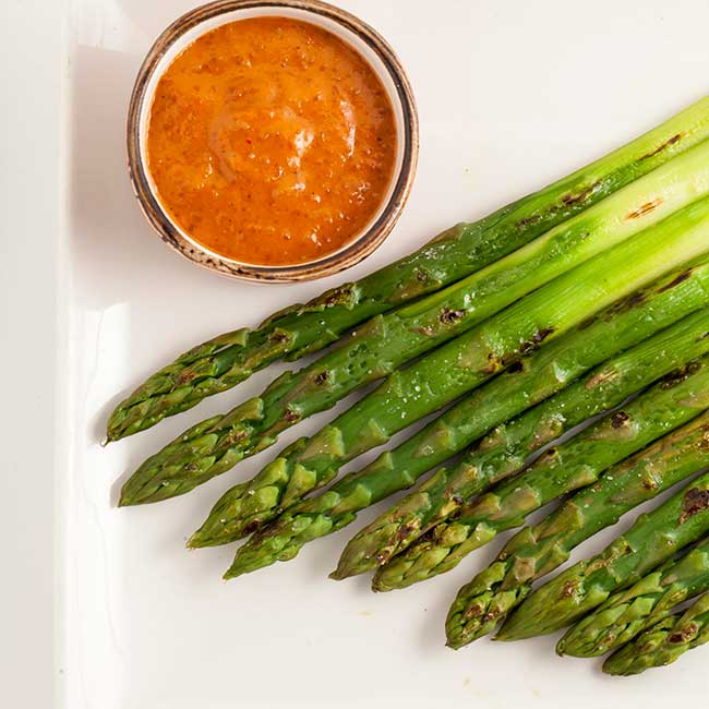 Spanish romesco sauce with grilled green asparagus. Toya Legido/@ICEX. 
