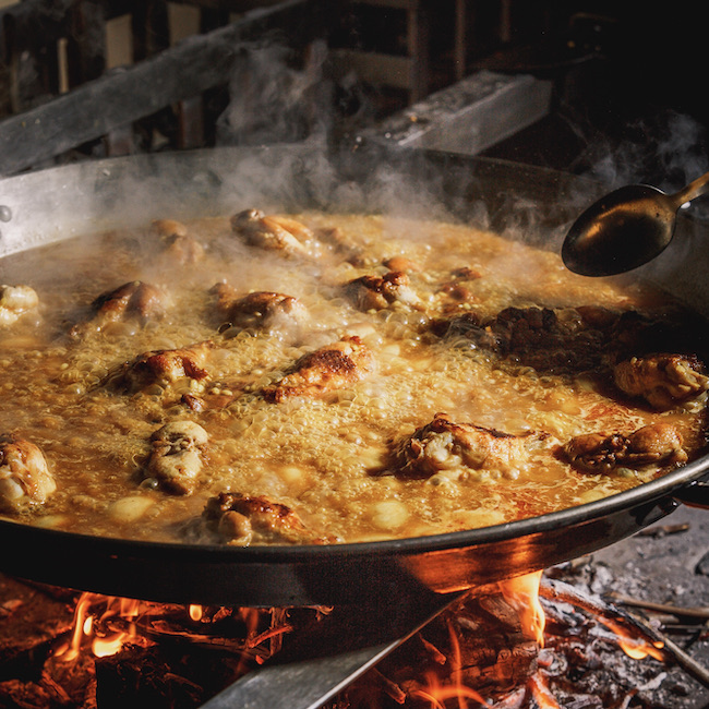 Cooking paella in Arros QD