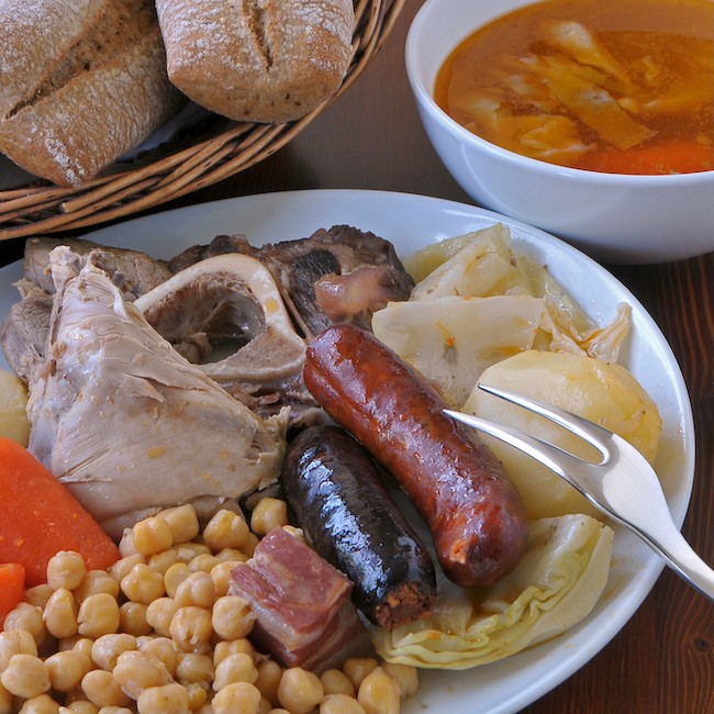 Tray with a typical Madrilenian stew