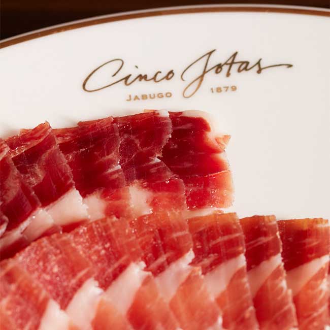 Cinco Jotas acorn-fen Ibérico ham. Photo by: Cinco Jotas