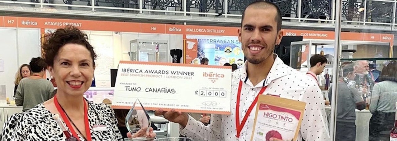 Tuno Canarias receive the award at Bellavita Expo