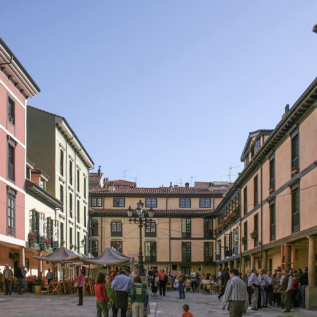 People having tapas in calle Laurel small