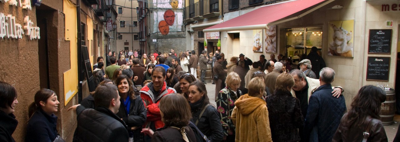 People having tapas in calle Laurel