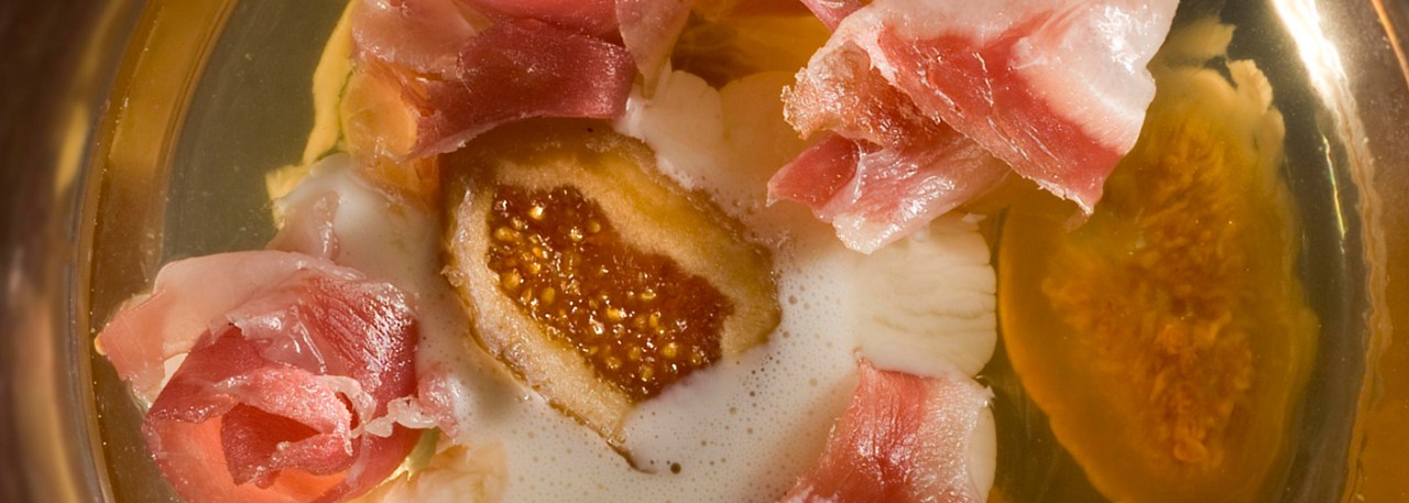 Spanish recipe: Cold almond soup with dried figs and Ibérico ham. Photo by: Toya Legido/©ICEX.