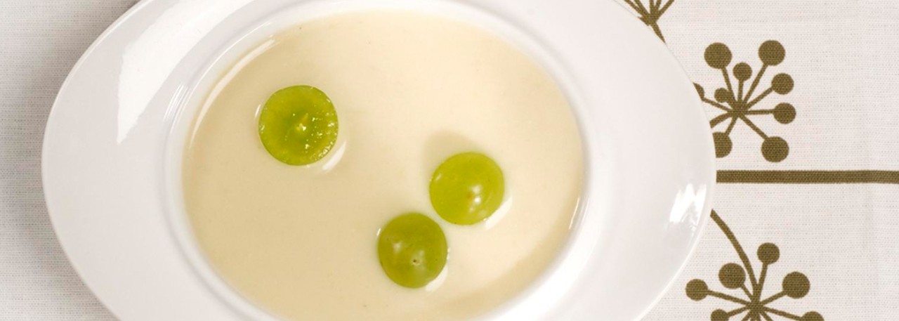 Spanish recipe: Almond and garlic cold soup. Photo by: Toya Legido/©ICEX.