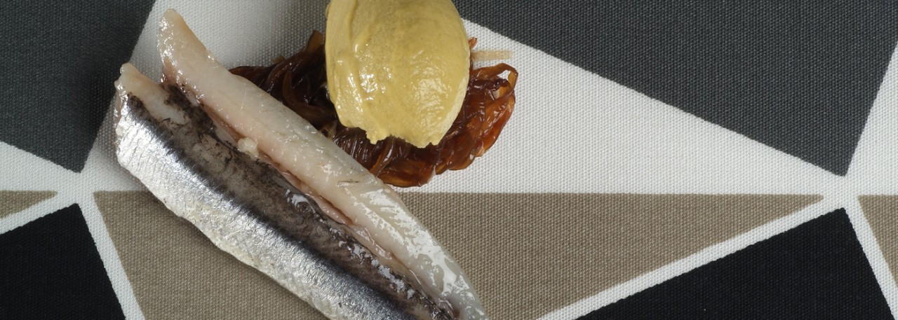 Spanish recipe: Anchovies marinated in Sherry vinegar with caramelized onion and Manzanilla olive sorbet with orange and lemon juice. Photo by: Toya Legido/©ICEX.