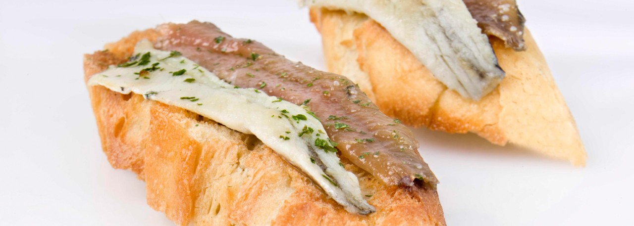 Spanish tapa recipe: Anchovies on toast. Photo by: Javier Peñas/©ICEX.