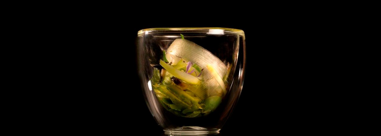 Spanish recipe: Artichoke broth, vegetable micro-wafers, broad beans and peas. Photo by: Toya Legido/©ICEX.