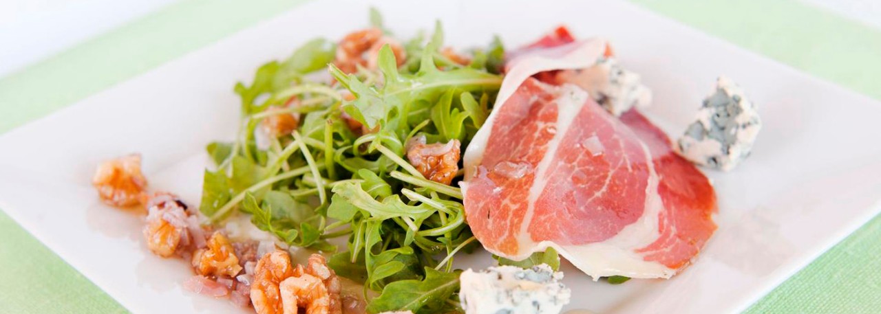Spanish recipe: Arugula, Serrano ham and blue cheese from Spain. Photo by: Matías Costa/©ICEX.