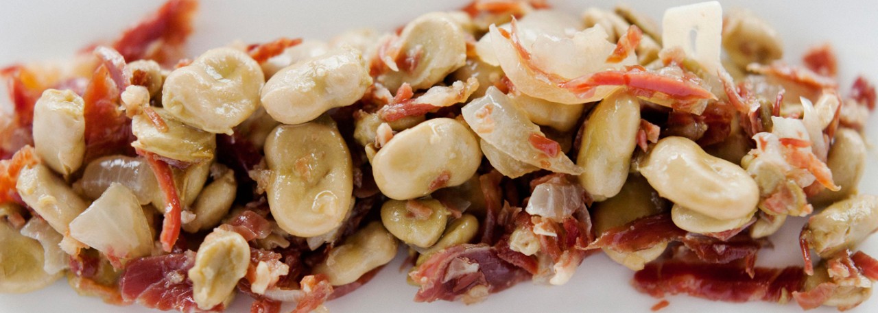 Spanish tapa recipe: Baby broad beans with ham. Photo by: Matías Costa/©ICEX.