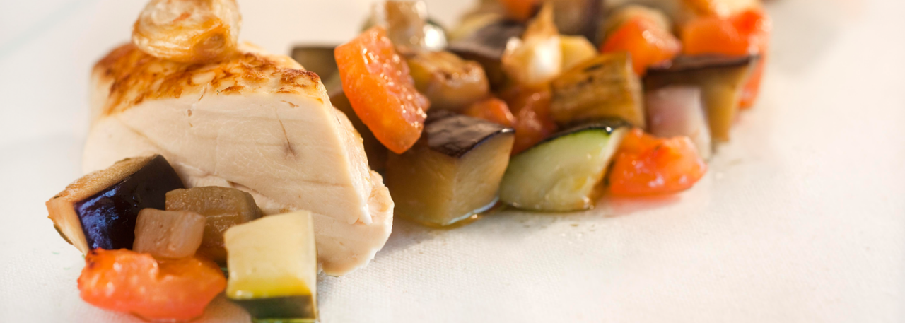 Spanish recipe: Baked chicken with eggplant, zucchini and tomatoes. Photo by: Toya Legido/©ICEX.