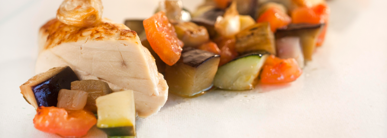 Spanish recipe: Baked chicken with eggplant, zucchini and tomatoes. Photo by: Toya Legido/©ICEX.