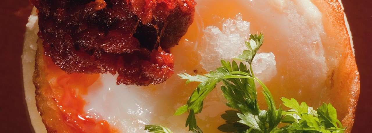 Spanish recipe: Beefsteak tomato preserve with Gillardeau oysters, peas, asparagus and scallion. Photo by: Toya Legido/©ICEX.