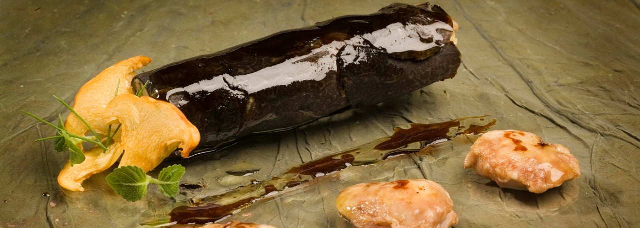 Spanish recipe: Black truffle cannelloni with bone marrow and rabbit’s brains. Photo by: Toya Legido/©ICEX.