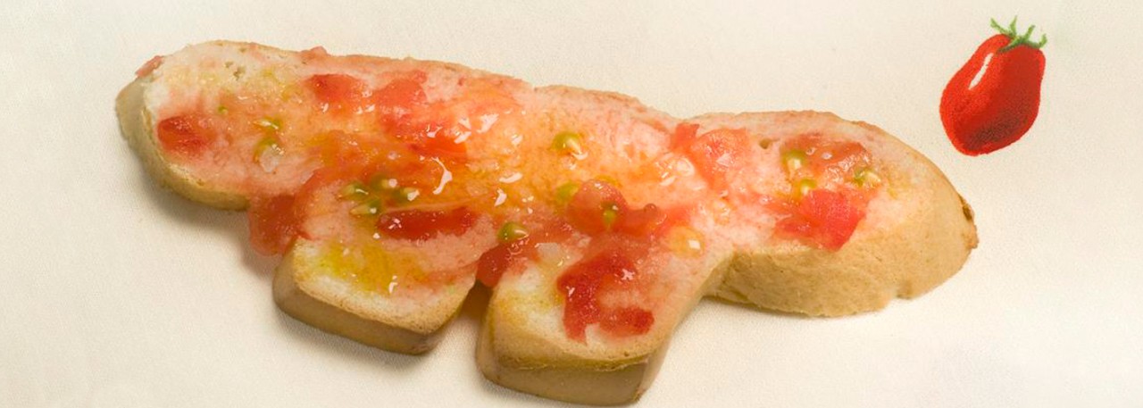 Spanish recipe: Bread with tomato. Photo by: Toya Legido/©ICEX.