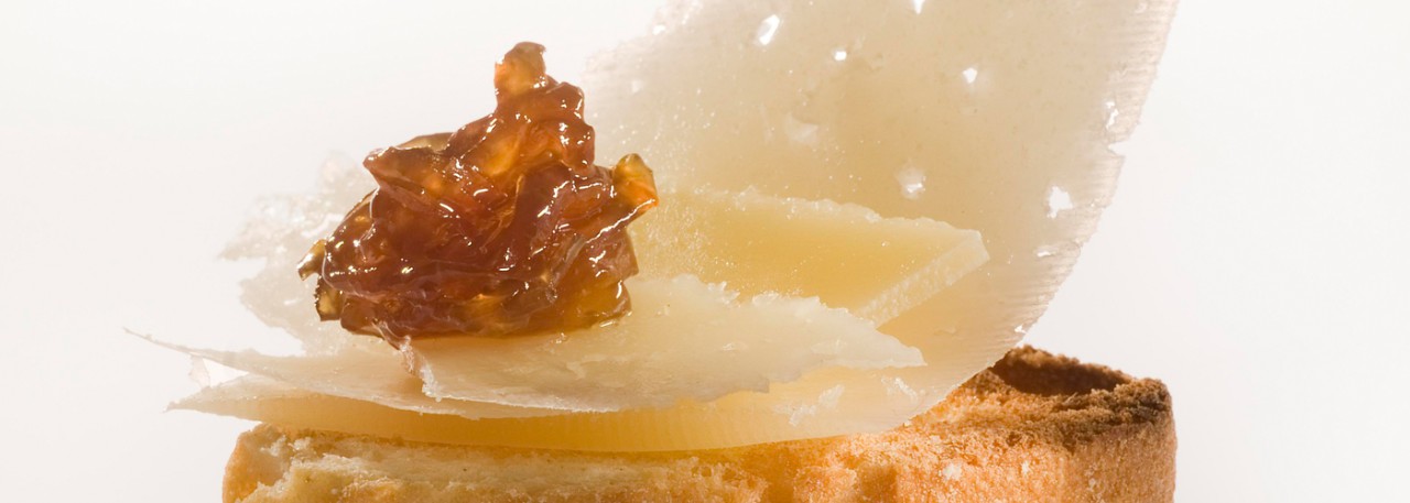 Spanish tapa recipe: Caramelized onion with Zamorano cheese. Photo by: Toya Legido/©ICEX.