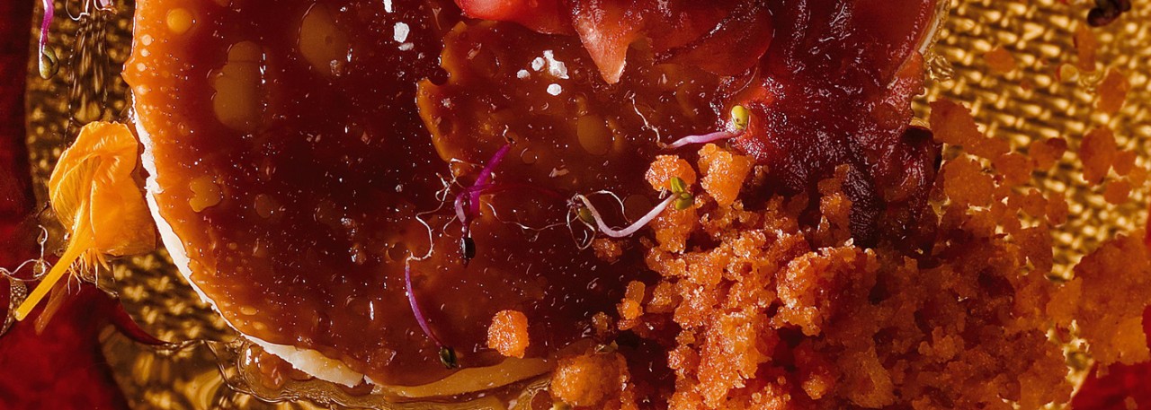 Spanish recipe: Carpaccio of red tuna on a bed of breadcrumbs with Gamonedo sticks and ginger oil. Photo by: Toya Legido/©ICEX.
