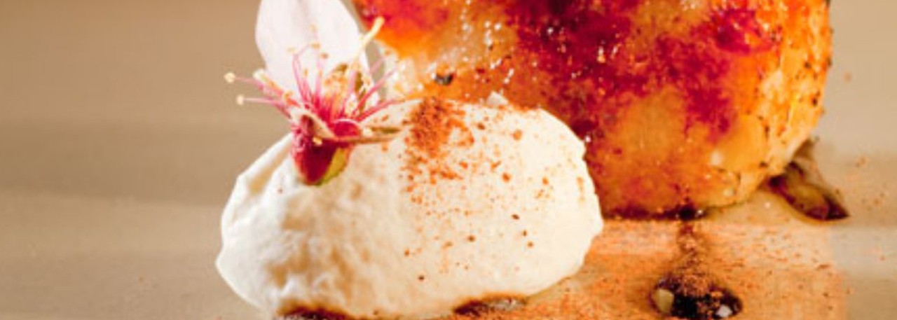Spanish recipe: Cea torrija and white chocolate with meringue ice and cocoa soup. Photo by: Toya Legido/©ICEX.