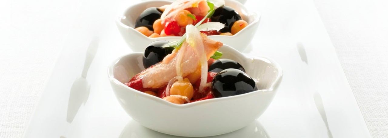 Spanish recipe: Chickpea salad with roasted peppers, tuna and olives. Photo by: ©INTERACEITUNA.