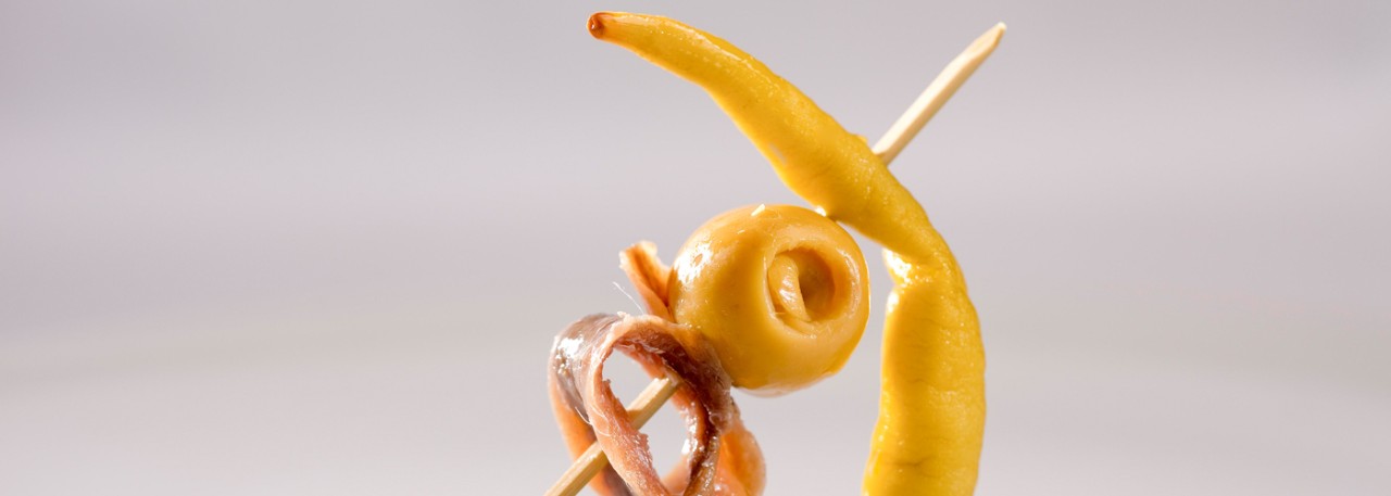 Spanish tapa recipe: Chili pepper and anchovy skewers. Photo by: Toya Legido/©ICEX.