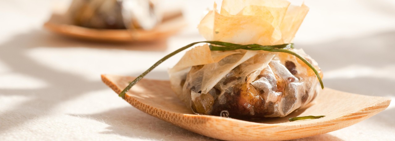 Spanish tapa recipe: Chive-tied filo pastry bundles with Spanish black pudding and apple. Photo by: Toya Legido/©ICEX.