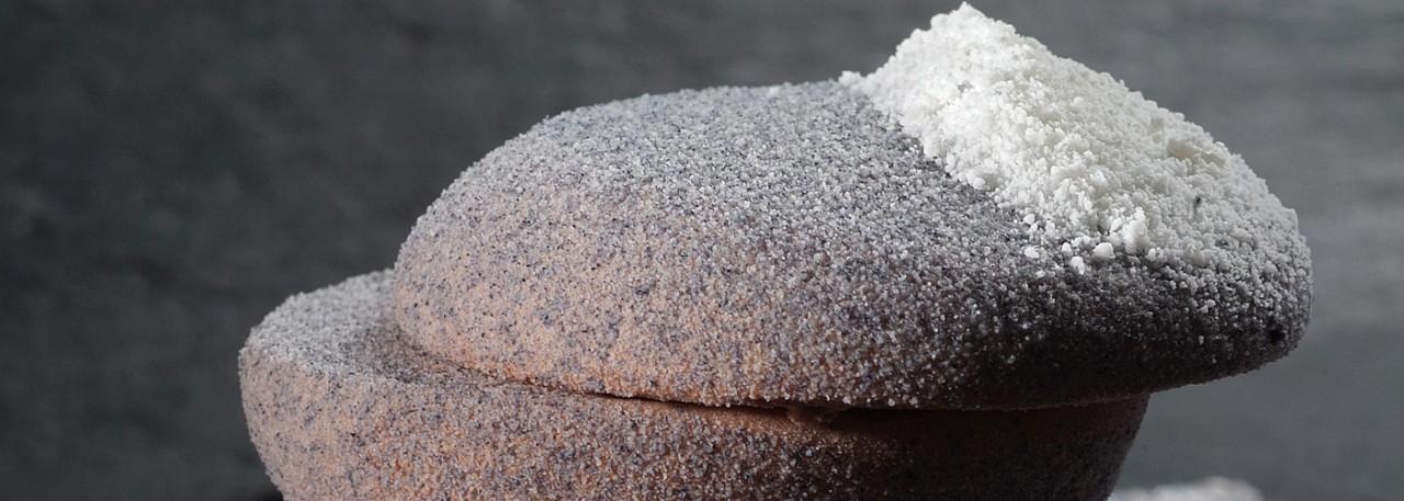 Spanish recipe: Chocolate and passion Torcal rock with cherimoya snow . Photo by: Toya Legido/©ICEX.