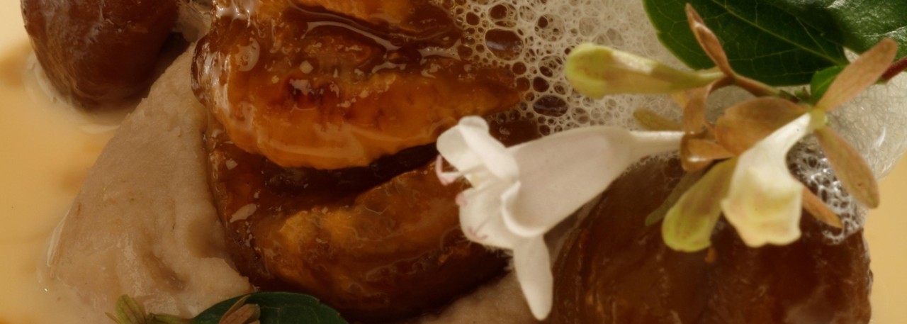 Spanish recipe: Cochones with a light chestnut soup and cinnamon-flavored milk foam. Photo by: Toya Legido/©ICEX.