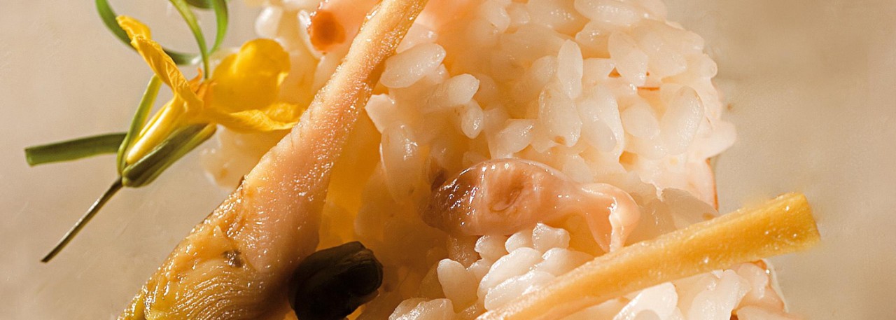 Spanish recipe: Creamy artichoke rice  with clams and Manchego cheese. Photo by: Toya Legido/©ICEX.