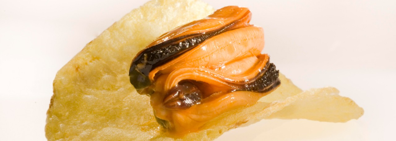 Spanish tapa recipe: Crisps with pickled mussels. Photo by: Toya Legido/©ICEX.