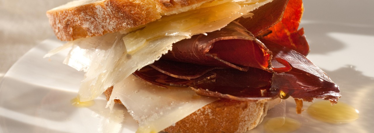Spanish tapa recipe: Cured beef and Manchego cheese sandwich. Photo by: Toya Legido/©ICEX.