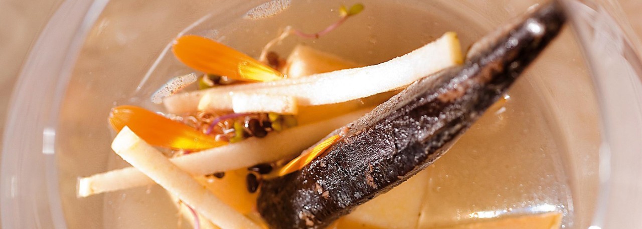 Spanish recipe: Eel confit with consommé of dried salted tuna and apple. Photo by: Toya Legido/©ICEX.