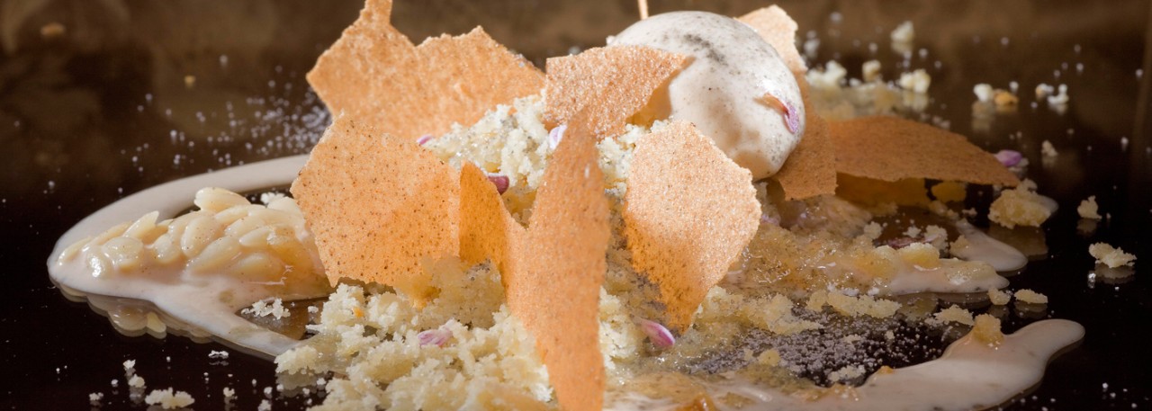 Spanish recipe: False rice pudding with date milk, marzipan and cinnamon. Photo by: Toya Legido/©ICEX.