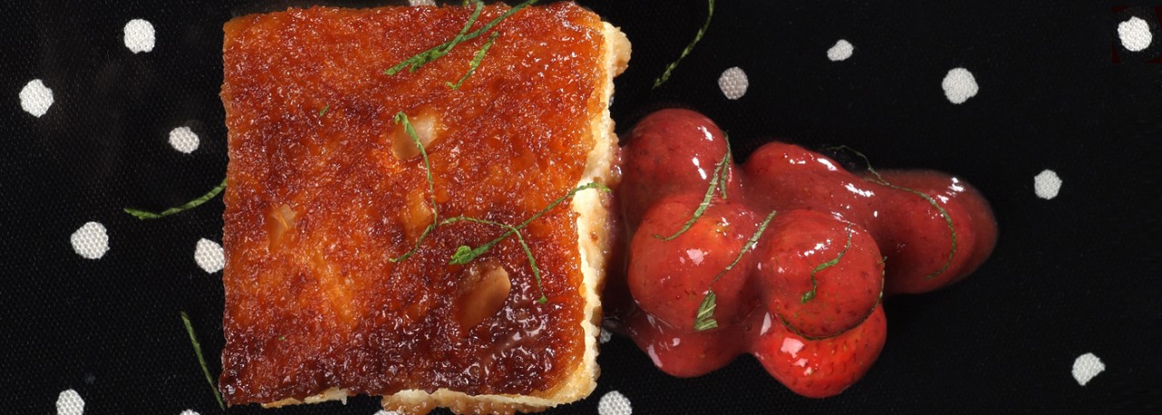 Spanish recipe: French toast soaked in liquid cherimoya with cooked wild strawberries and mint . Photo by: Toya Legido/©ICEX.
