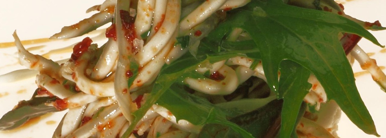 Spanish recipe: Fresh gula salad. Photo by: Toya Legido/©ICEX.