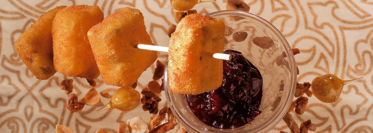 Spanish recipe: Fried Cabrales cheese with cherry compote. Photo by: Toya Legido/©ICEX.