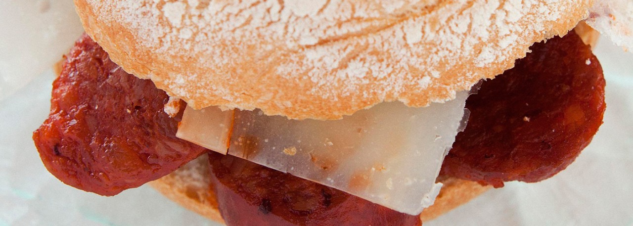 Spanish tapa recipe: Fried chorizo sausage and manchego cheese sandwich. Photo by: Matías Costa/©ICEX.