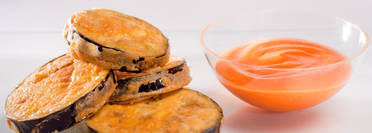 Spanish tapa recipe: Fried eggplant with salmorejo cold soup. Photo by: Toya Legido/©ICEX.