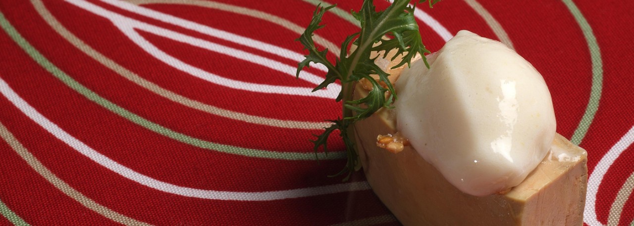 Spanish recipe: Frozen cherimoya with foie gras marinated in miso, candied sesame seeds and yarrow. Photo by: Toya Legido/©ICEX.