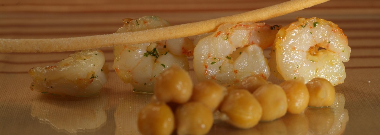 Spanish recipe: Garbanzo de Fuentesaúco chickpeas with garlic shrimp. Photo by: Toya Legido/©ICEX.