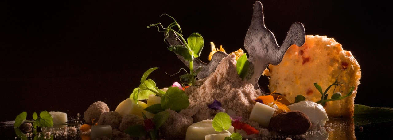 Spanish recipe: Garden of cheeses, flowers, herbs and pebbles. Photo by: Toya Legido/©ICEX.