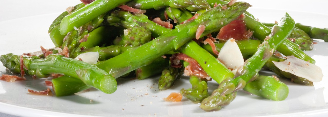 Spanish tapa recipe: Green asparagus with Serrano ham. Photo by: Toya Legido/©ICEX.