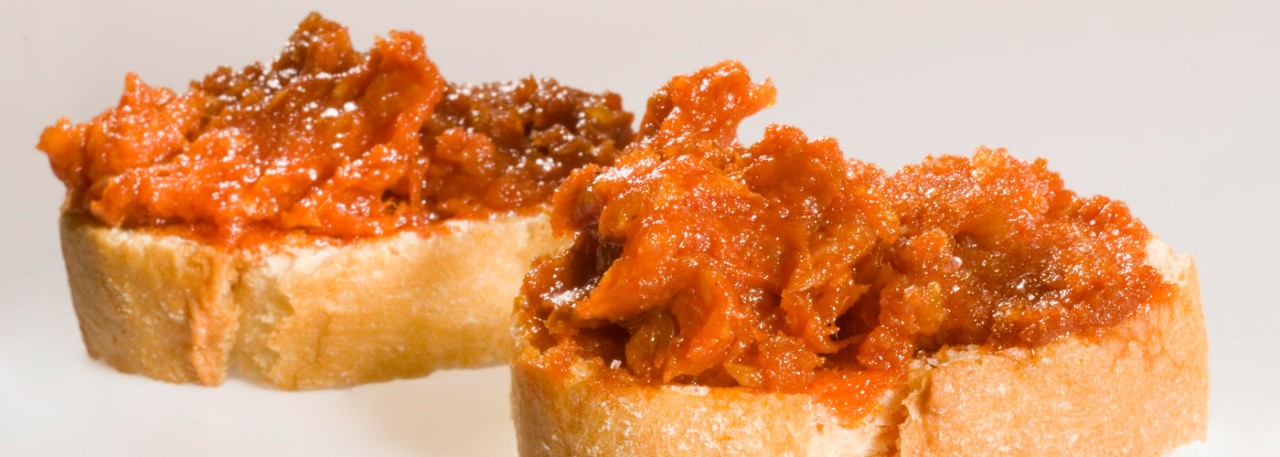 Spanish tapa recipe: Grilled Majorca sobrasada canapés. Photo by: Toya Legido/©ICEX.
