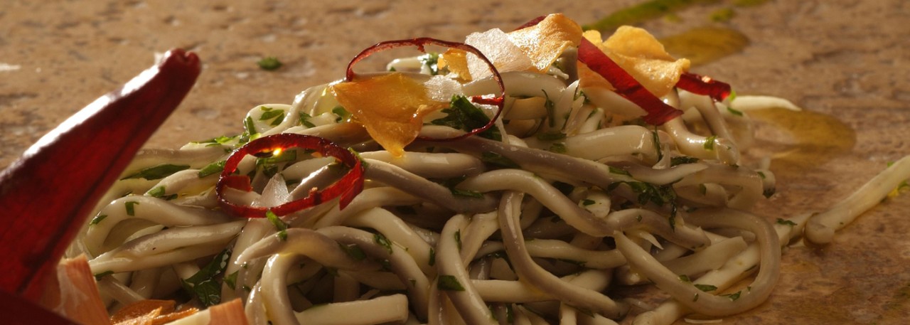 Spanish recipe: Gulas Bilbao-style. Photo by: Toya Legido/©ICEX.