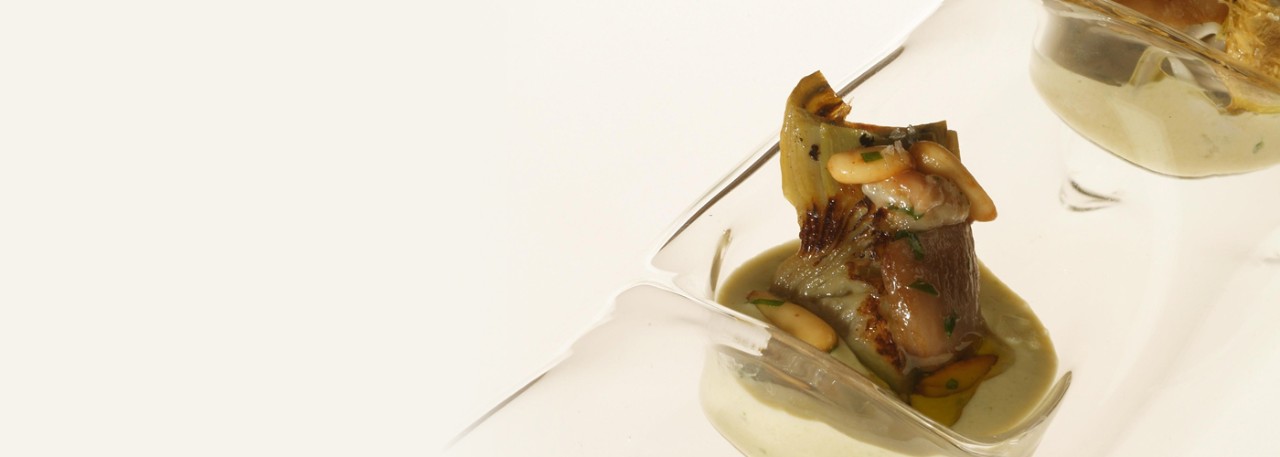 Spanish recipe: Gulas sautéed with mushrooms, artichokes and a pine-nut vinaigrette. Photo by: Toya Legido/©ICEX.