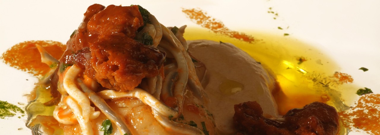 Spanish recipe: Gulas with creamy herring, sea urchins and scallops. Photo by: Toya Legido/©ICEX.